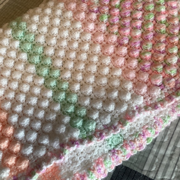 PINK & WHITE LIGHT COLORED HANDKNITTED TEXTURED COTTON MIX BABY BLANKET - Picture 7 of 8